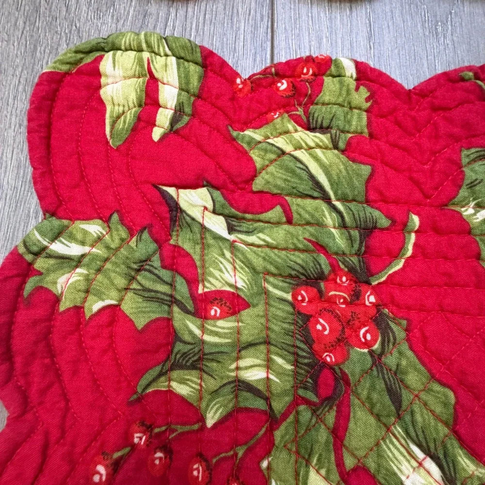 Quilted Reversible Christmas Holly Berry Placemats Set of 2 Scalloped Red Green